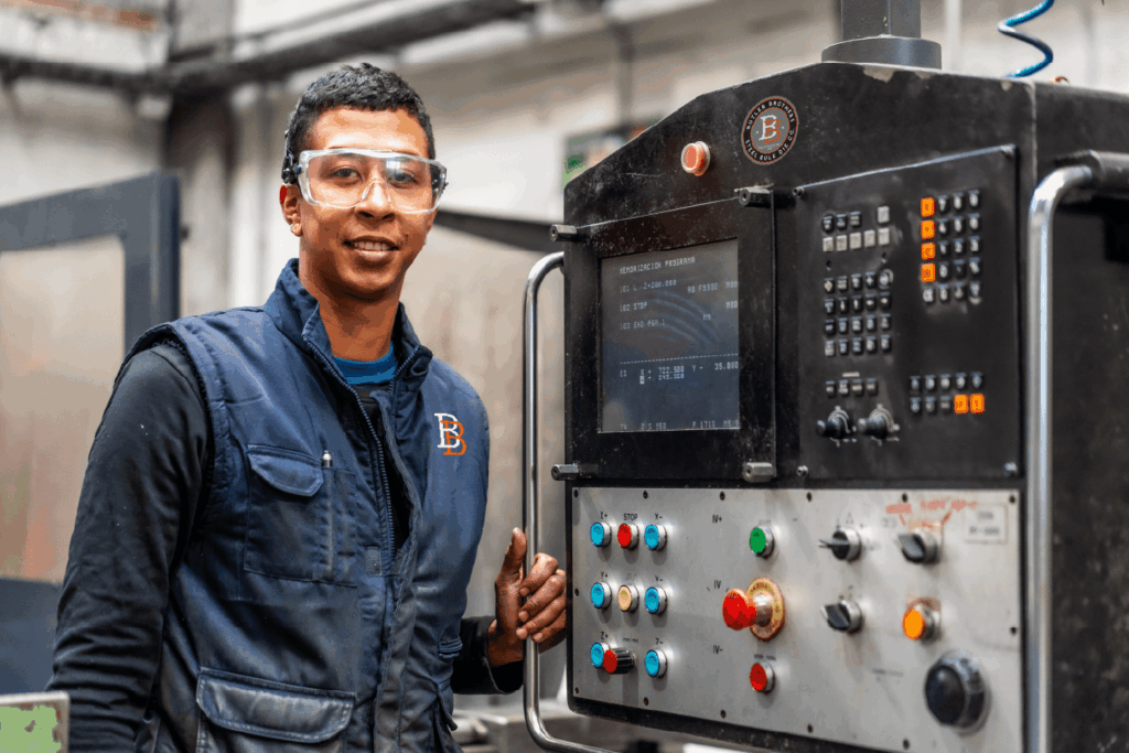 latin-worker-operator-of-the-metal-industrial-fact-2024-12-09-01-11-57-utc